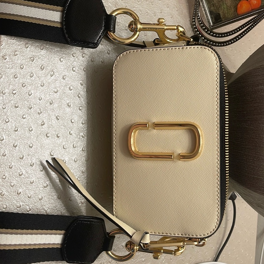 The Mac Jacobs/ The snapshot wallet hanging bag. - Picture 1 of 5